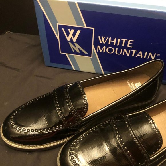 New Condition! White Mountain Black Crinkle Patent Loafer 9.5 - Picture 2 of 5